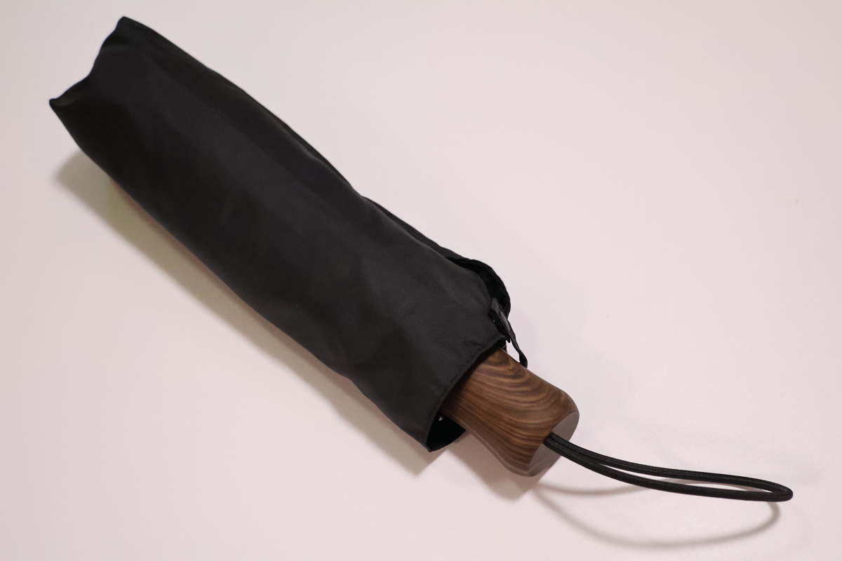カラーはベージュとブラックの2色、収納袋付き。小雨程度の水をはじく撥水加工(永久的ではない)が施されており、耐水圧は10,000mm
