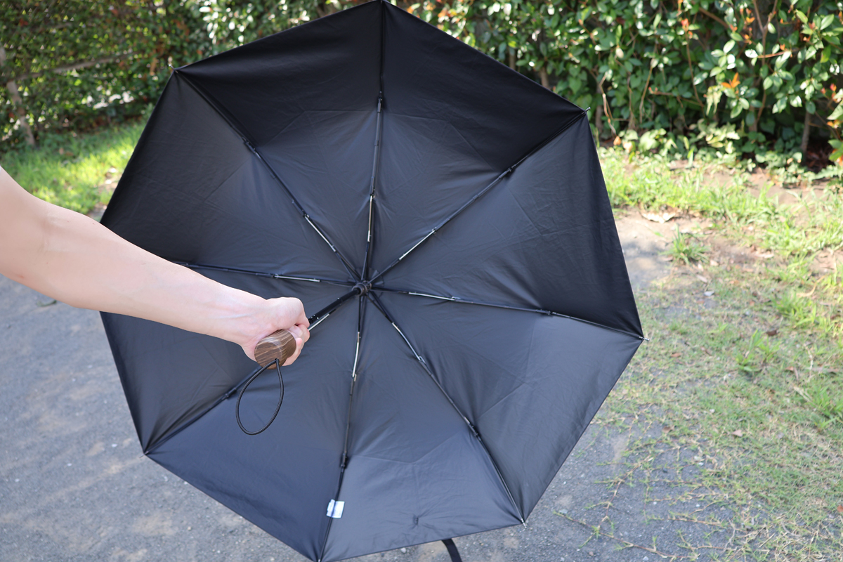 傘を開いたときの長さは56.5cm(持ち手を含む)、親骨は55cm、直径は99cm。折りたたみ傘としては大きめで、リュックを背負っていても覆える程度