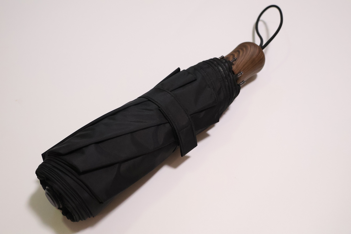 傘を折りたたんだときの長さは27㎝(持ち手を含む)、直径は6.7㎝、ストラップの長さは22cm