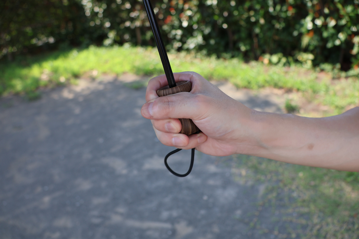 持ち手は約5cmと短め。男性の筆者は指が2〜3本かかる程度で、やや手が疲れる印象でした