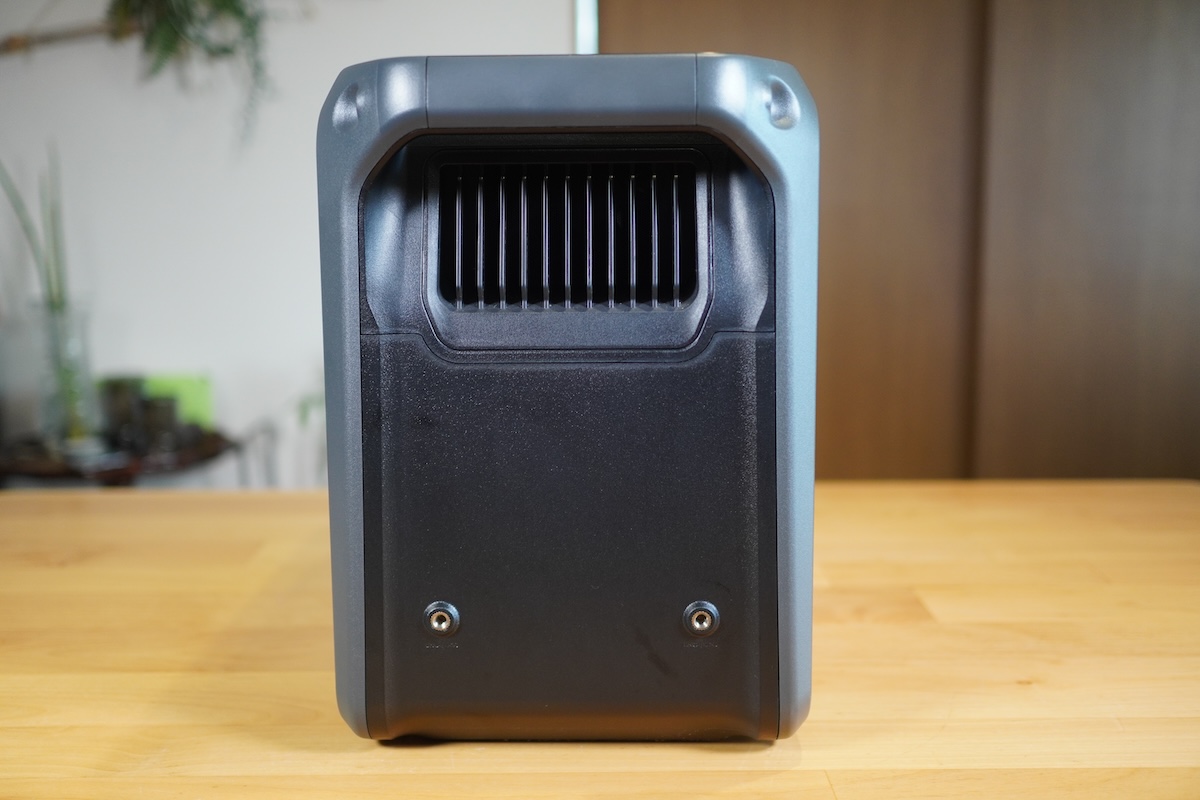 本体右サイドに排気口