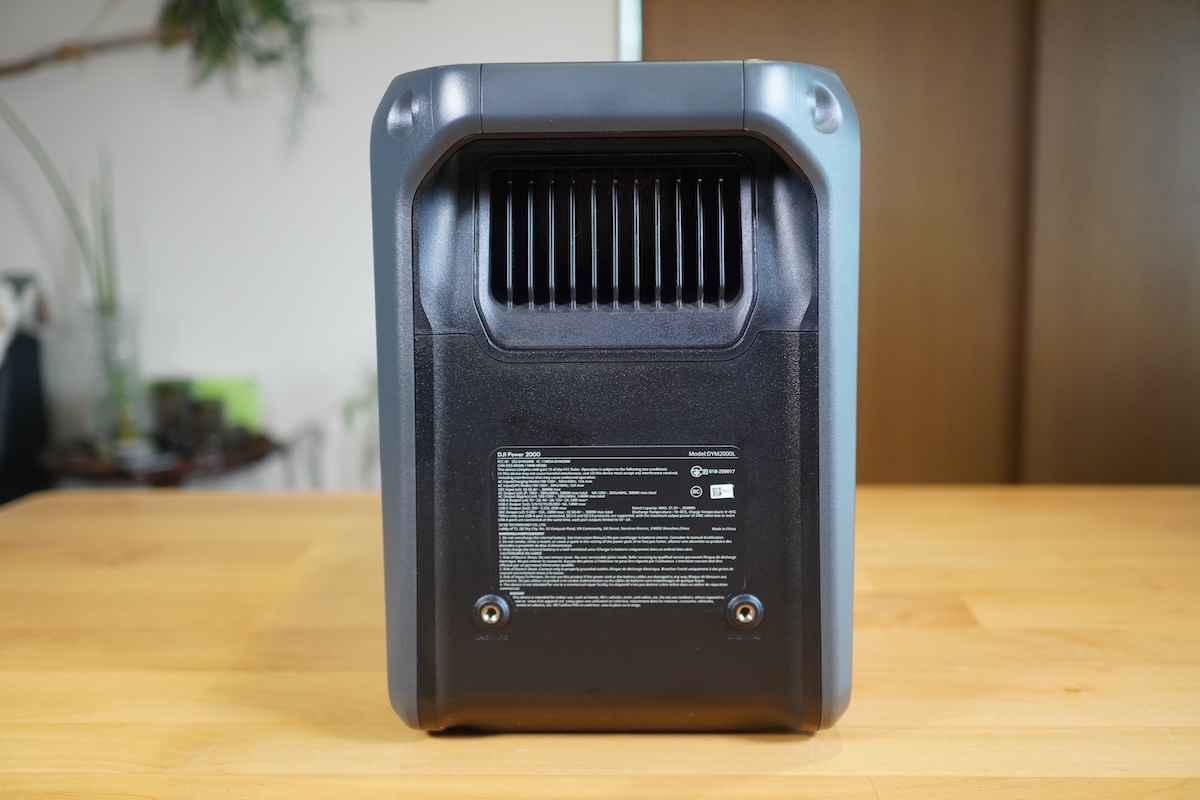 本体左サイドに吸気口