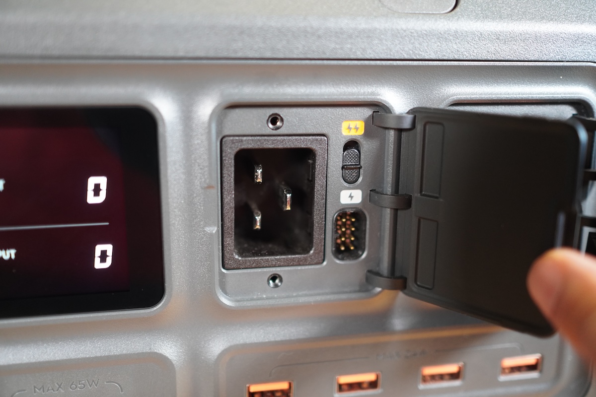 AC入力脇のスライドスイッチで充電モードを切り替えることが可能