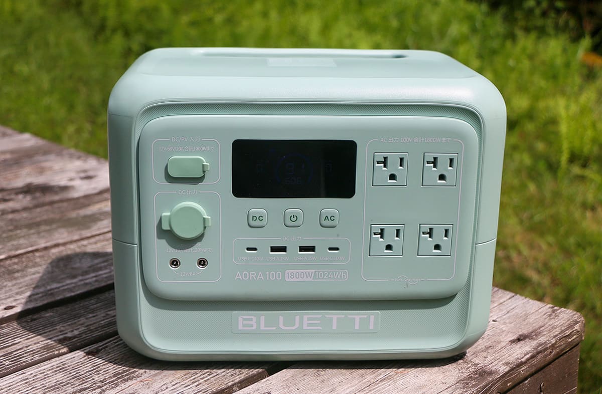 容量1,024Whのリン酸鉄リチウムバッテリーを搭載した「AORA 100 V2」は日本専用設計で画面・操作ボタン・入出力ポートが日本語表記。最大2,700Wの出力に対応していて、さまざまな家電を動かすことができる。11.5kgと持ち運びも可能なサイズで活用幅も広い。価格は139,800円