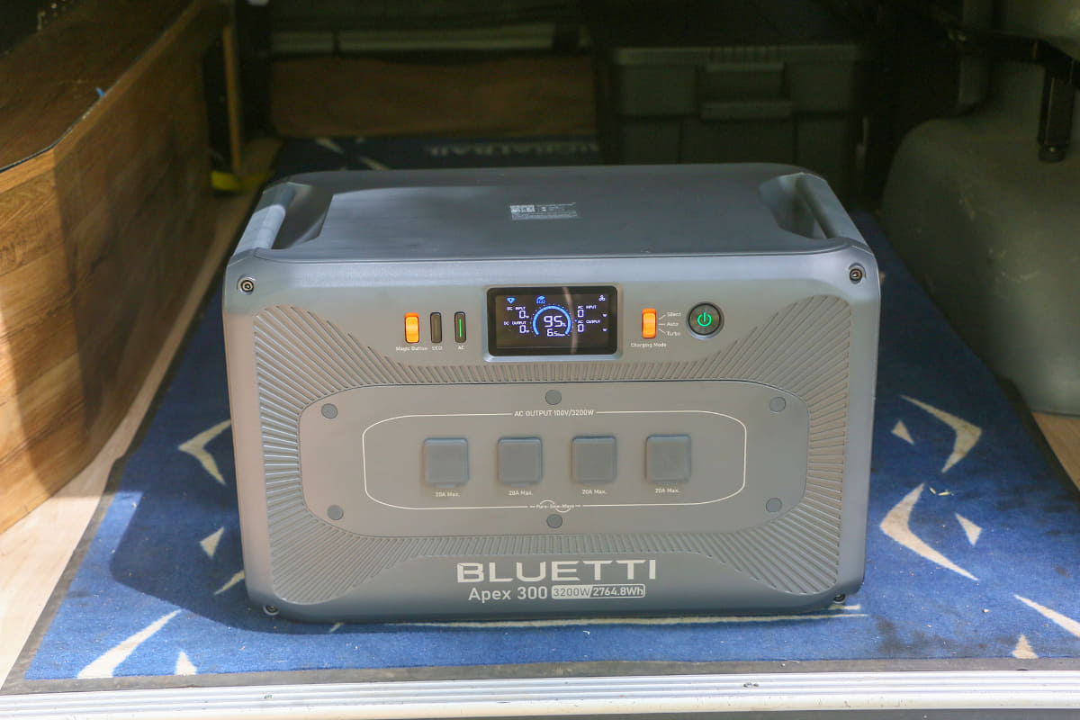 安全性の高い新世代のリン酸鉄リチウムイオンバッテリーを搭載し、毎日使用しても約17年・6,000回以上の長寿命を実現した「Apex 300」。容量は2,764.8Whで最大出力6,400Wまで対応。最大6個まで増設可能な拡張バッテリーも接続できるのも魅力。重量は38kgあるので、今回はクルマに積みっぱなしでインフラ的に活用します。価格は332,600円