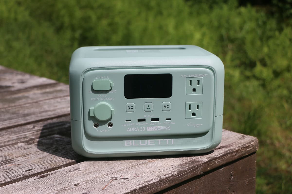 約4.3kgと軽量で持ち運びやすい「AORA 30 V2」も安全性に優れたリン酸鉄リチウムバッテリーを採用。最大出力は1,500W。USB-CポートはPD3.1規格に対応し、身の回りの電子機器の充電などには十分です。「AORA」シリーズはボタンなどの文字表記が日本仕様で使いやすい。価格は39,800円