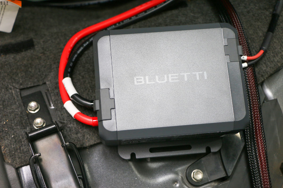 「Charger 1」は145×110×60mm(全長×全高×全幅)というサイズで、クルマのバッテリーにケーブルを接続して直接充電できるので、走行中に急速充電を利用できます。さまざまな車種に取り付けが可能で、車内スペースも邪魔しないサイズ感です。価格は68,000円