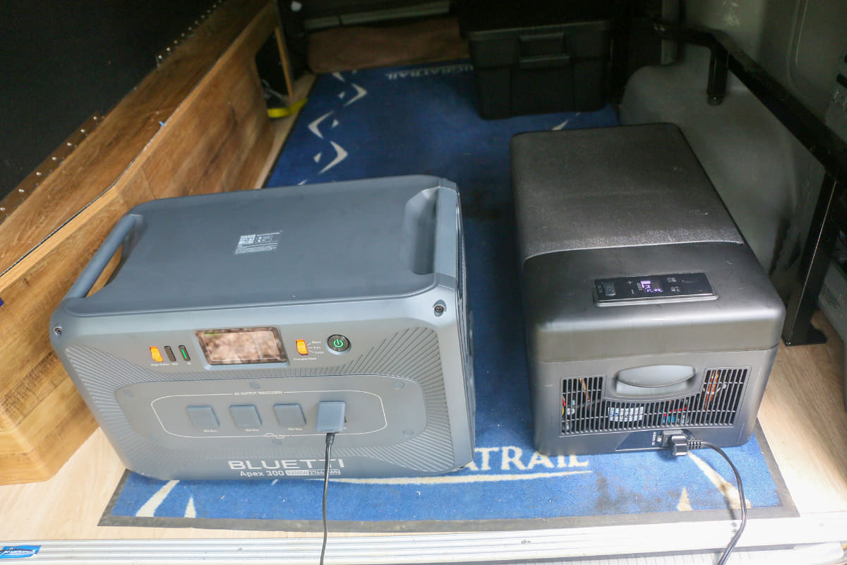 用意した15Lポータブル冷蔵庫と比べても大きい「Apex 300」。2,764.8Whという大容量は安心感が違います