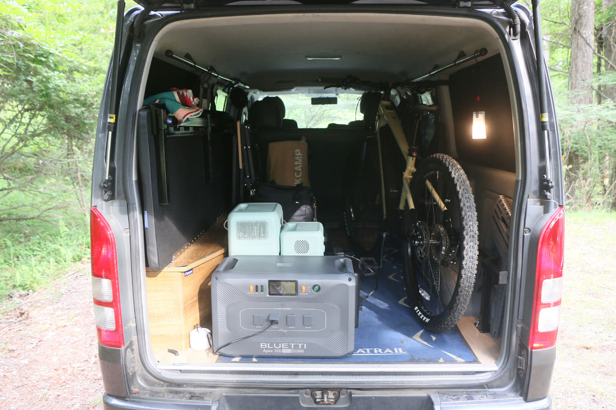 大小3サイズのポータブル電源にe-bike、冷蔵庫などの家電を積み込んできた荷室を車中泊向けにチェンジします