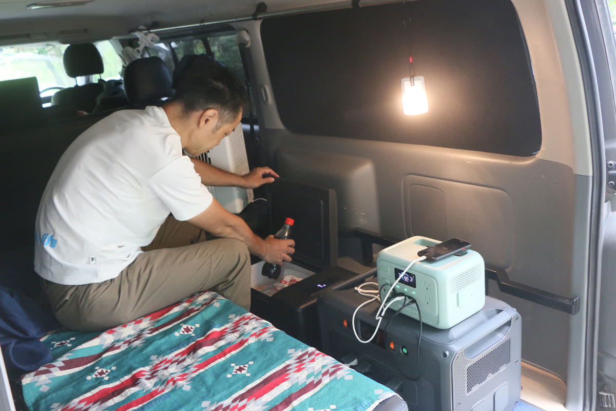 ベッドを展開し、「Apex 300」の位置を調整。「AORA 30 V2」でスマホを充電します