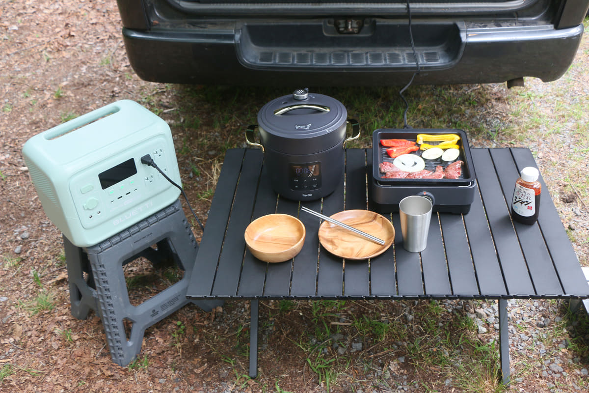 テーブルと椅子を用意し、普段家で使っている家電で調理します。ガチなキャンプ好きの方には怒られそう……(使用する家電は屋外使用を想定した製品ではないため、何かあった場合は自己責任になることを理解したうえで使用しています）