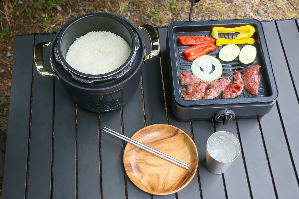 野菜も準備してホットプレートで肉を焼いている間にご飯が炊けました。消費電力は大きめですが、短時間で炊けるのでポータブル電源の消費はそれほどでもありませんでした