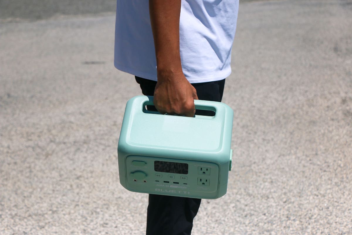 気軽に片手で持ち運ぶことができるポータブル電源の軽さは大きなメリット。防災面だけでなく、アウトドアなどでも活躍します