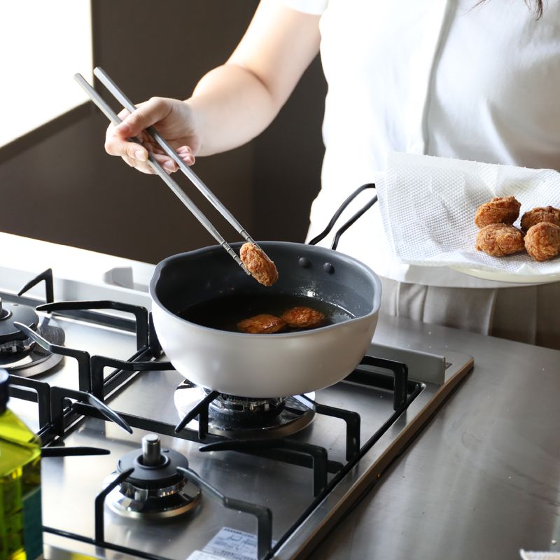 Aggta メモリ付き揚げ物フライパン 20cm