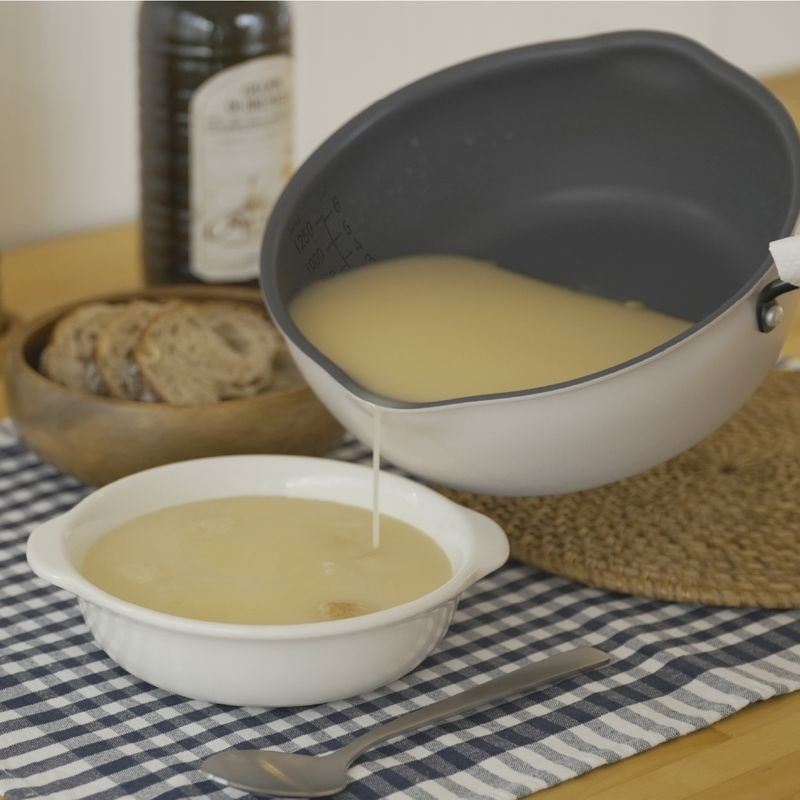 両側に注ぎ口付きで左右どちらでも使いやすい