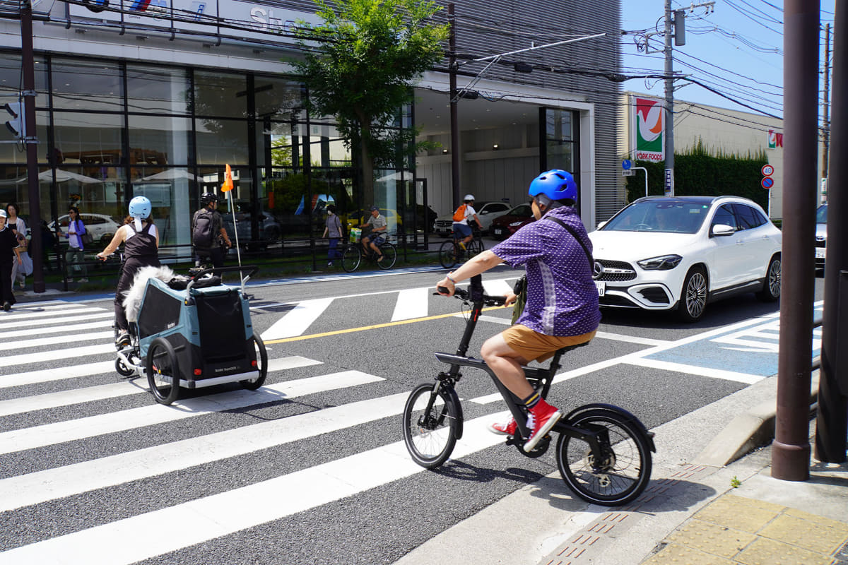 タムタムくんパパは愛犬仕様ではないミニベロe-bikeのSMALO(スマーロ)<a href="https://besv.jp/products-smalo/px2/" class="n" target="_blank">「PX2」</a>に、持参したアクションカメラを装着して撮影係に