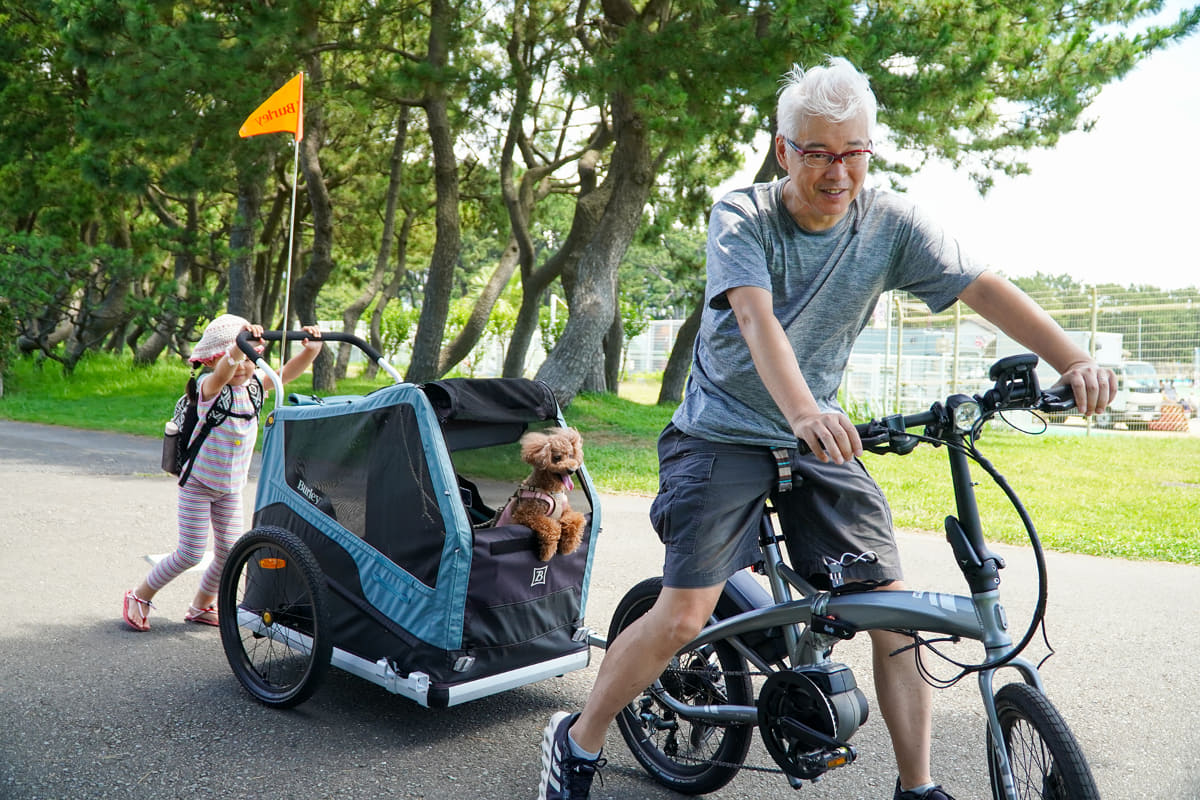 目的地の公園の芝生広場では、別の家族も愛犬を乗せてトレーラー体験