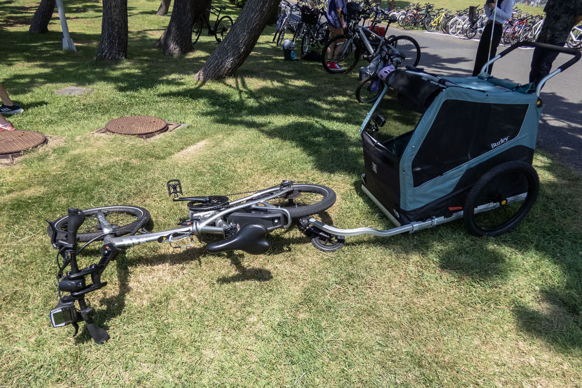 ちなみに、バークレンジャーXLは自転車が倒れてもトレーラーは倒れないという設計。愛犬の安全が気になるペットオーナーに嬉しい仕様です