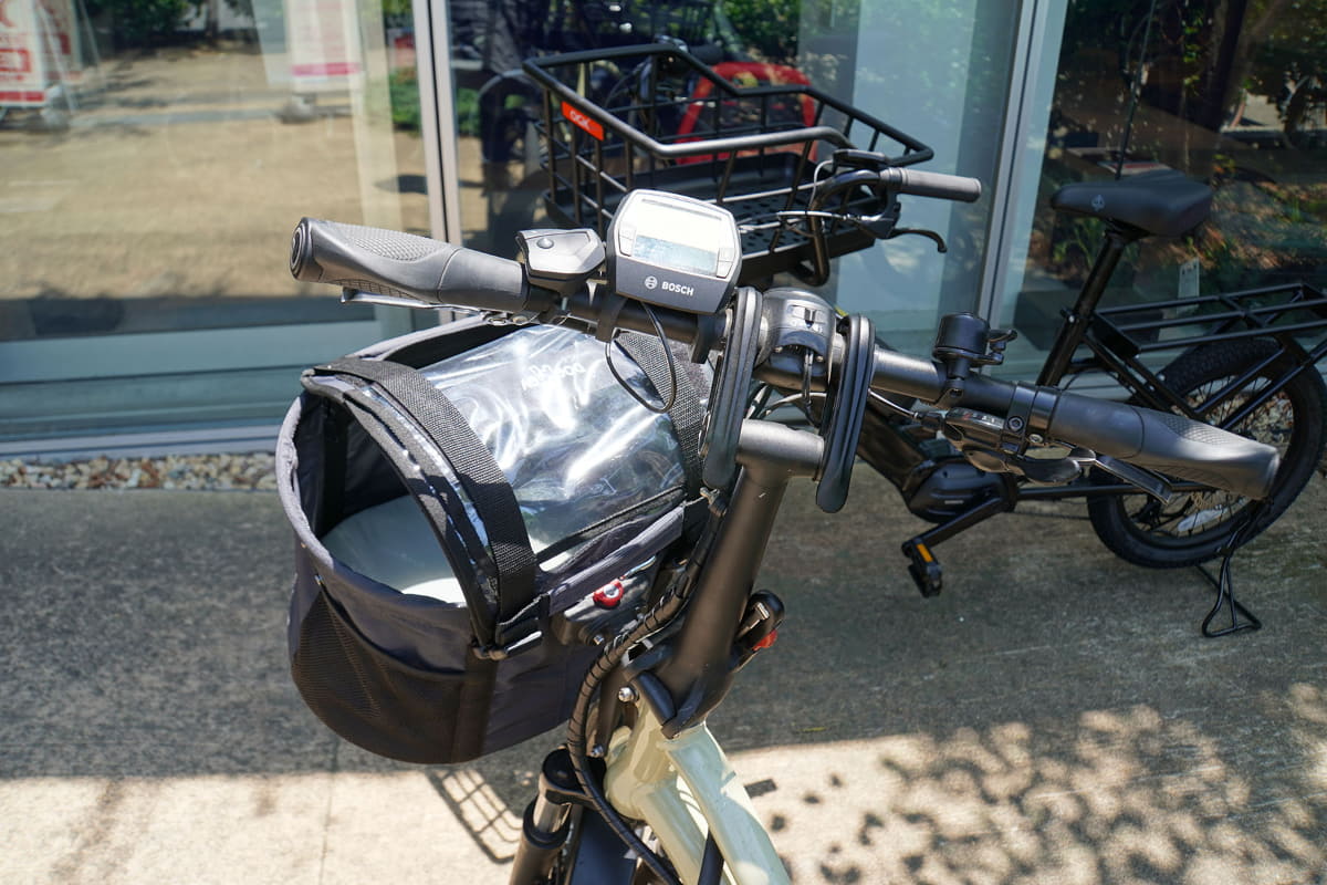 ハンドルと連動して前カゴが動いてしまう自転車が多いなか、HSD P9は曲がる時にハンドルを切ってもキャリーが回転しないのもポイント。犬が酔いにくそうなのが良いですね