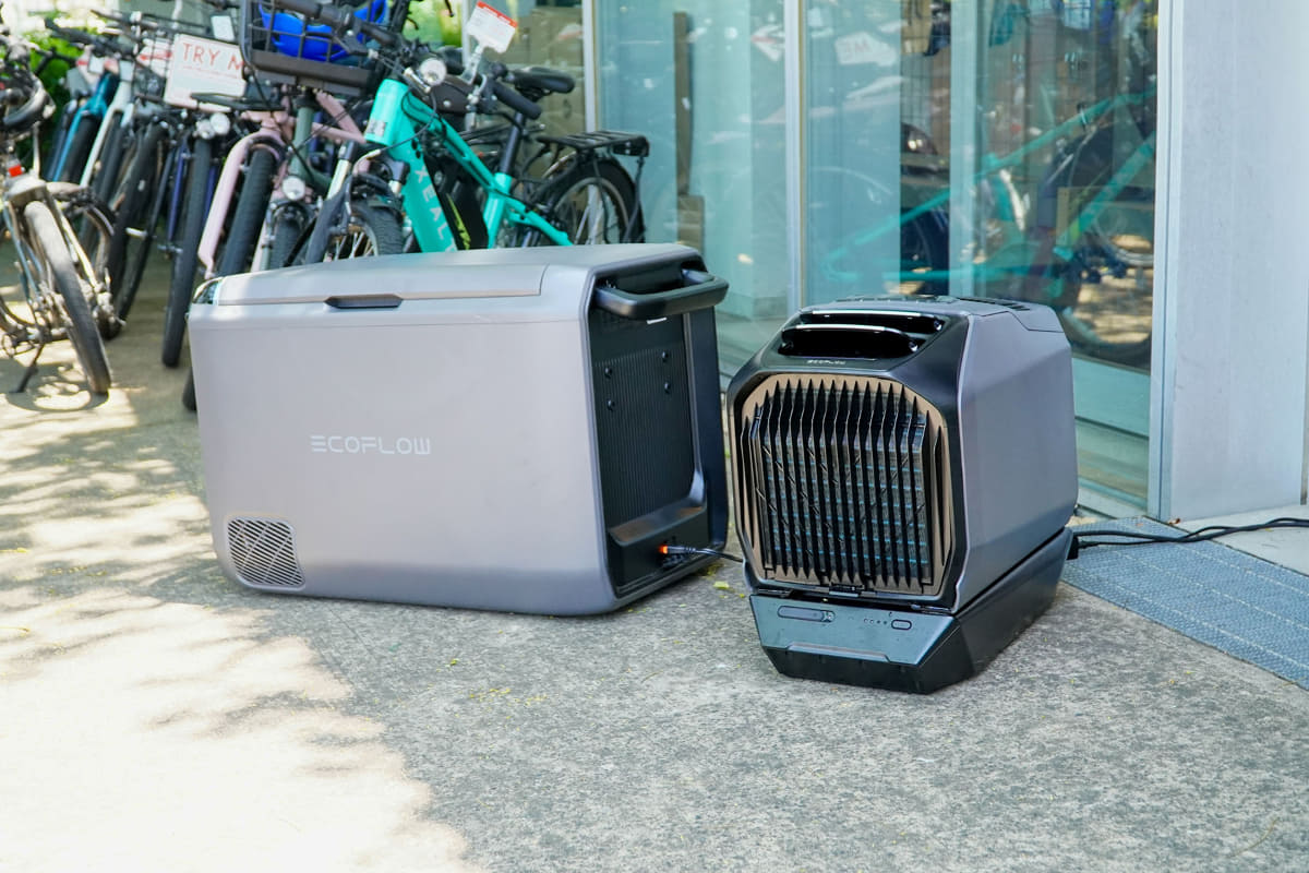 e-bikeが並ぶ屋外にはエコフローのポータブルクーラー<a href="https://jp.ecoflow.com/products/wave-2-portable-air-conditioner?variant=42969106481313" class="n" target="_blank">「EcoFlow WAVE 2」</a>とポータブル冷蔵庫<a href="https://jp.ecoflow.com/products/glacier-portable-refrigerator" class="n" target="_blank">「EcoFlow GLACIER」</a>も用意。いつでも冷たいドリンクが飲めるサービスも。わんちゃんとクルマでの移動やキャンプを楽しむ参加者はこちらの製品にも興味津々でした