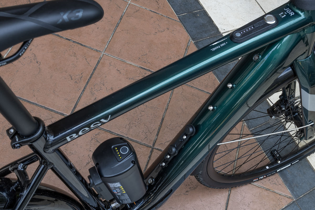 JGR1.1専用レンジエクステンダーを装備すると、レンジエクステンダーから車体側バッテリーに給電しつつ車体側バッテリーはドライブユニットに放電するという高度なバッテリー制御が可能になる