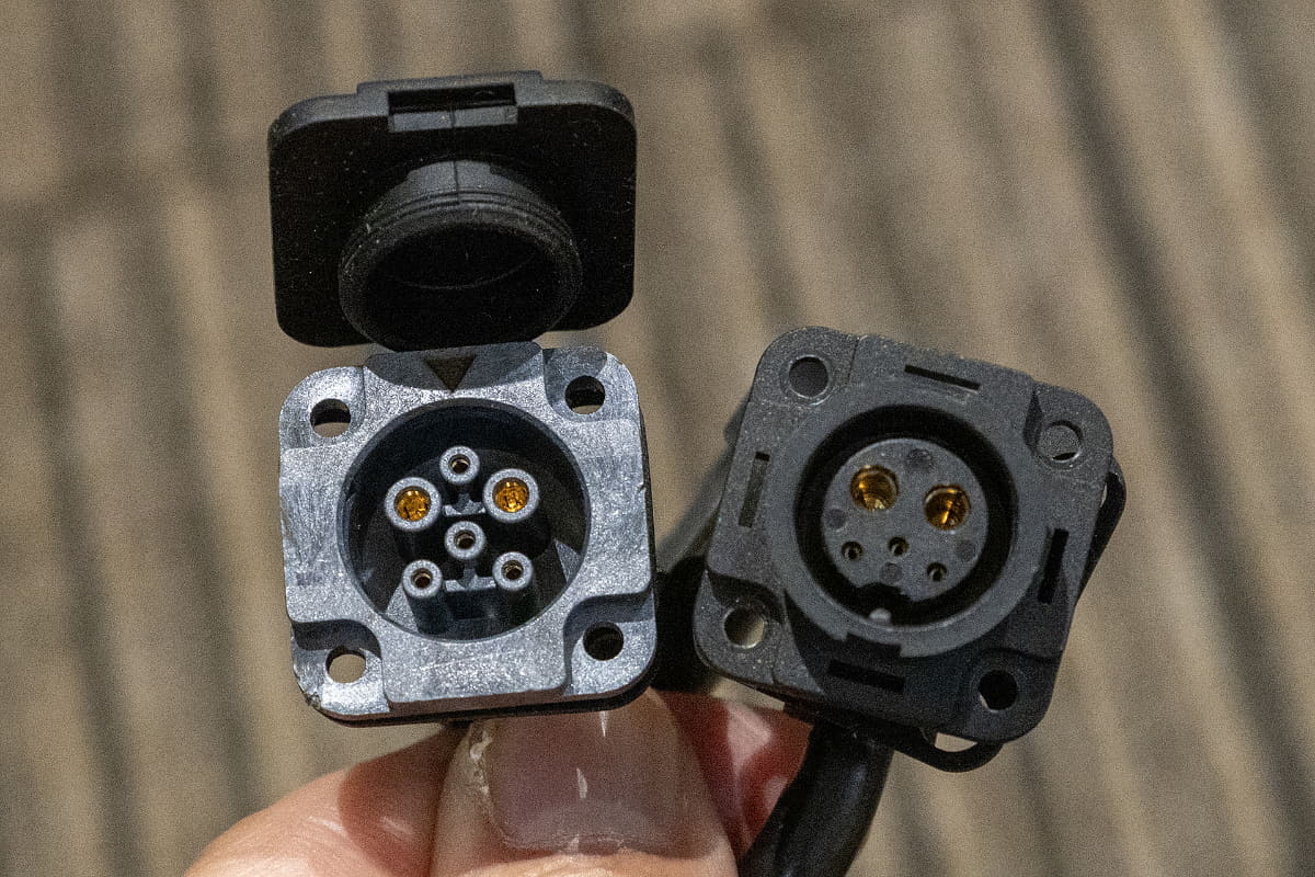 電気を流すだけではなく、制御のための信号のやり取りも増えるので通信ポートを兼ねる充電端子を交換する