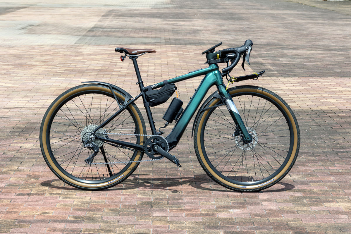 ダウンチューブのボトル台座にフィドロックのベースを取り付けレンジエクステンダーを装着。脱着はレンジエクステンダーをひねるだけの簡単さだ