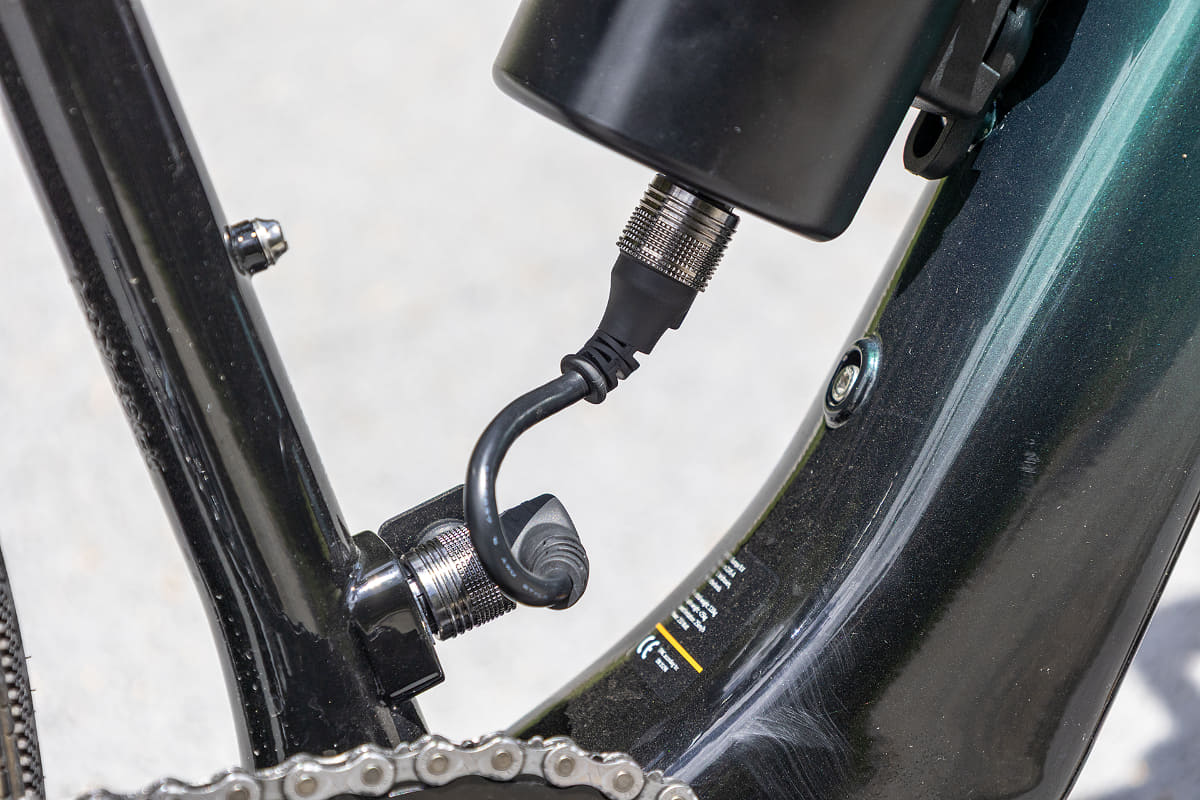 レンジエクステンダーと車体は専用のケーブルを使って充電端子で接続される。ダウンチューブ、シートチューブのどちらでも長さが足りるようになっている