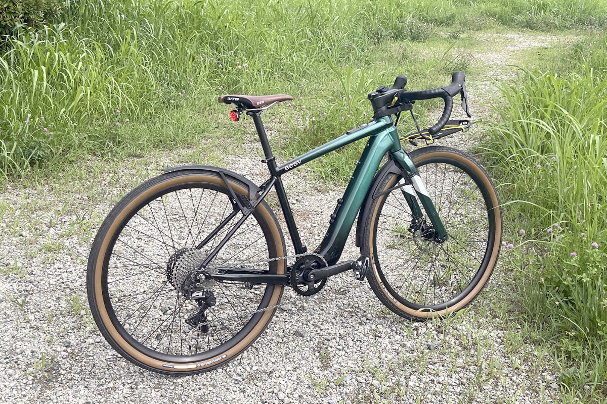 バッテリーを減らすため仕事の合間に走りに出かける。そういえば取り外しができる簡易的なフェンダーを装着してみた。本来はフロント用ではあるが、リアにもつけてみた。結果は……あとで紹介しよう