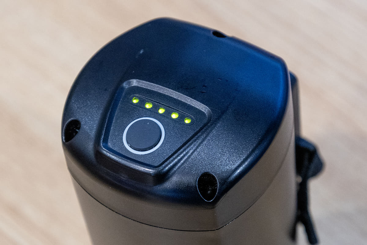 車体側の電源の他にエクステンダー側の電源も入れる。赤色のLEDはバッテリー残量の表示。バッテリーが減るとLEDが1つずつ消えていく。なお、車載側バッテリーの残量がない状態ではレンジエクステンダーの機能が立ち上がらないので、車体側バッテリーを使い切る前にレンジエクステンダーの電源を入れること