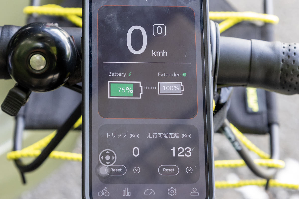 「BESV SMART PLUS APP」の表示。車体側バッテリーが左側、レンジエクステンダーが右側でそれぞれリアルタイム容量が表示される。エクステンダーから車体側バッテリーへ給電していることを示す表示が出ている