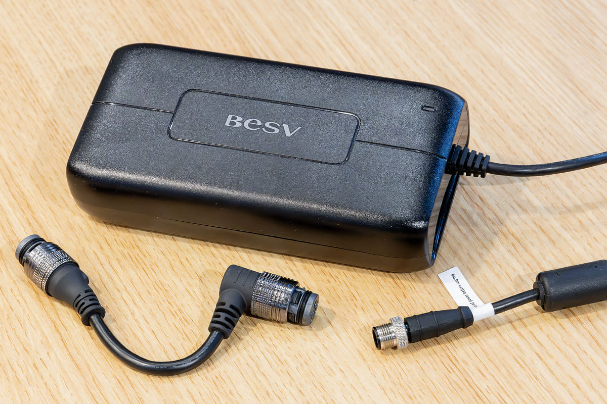 レンジエクステンダーを使う給電では車体側バッテリー、エクステンダーの両方を保護する機能もある。これは家庭用の充電器にも備わる機能