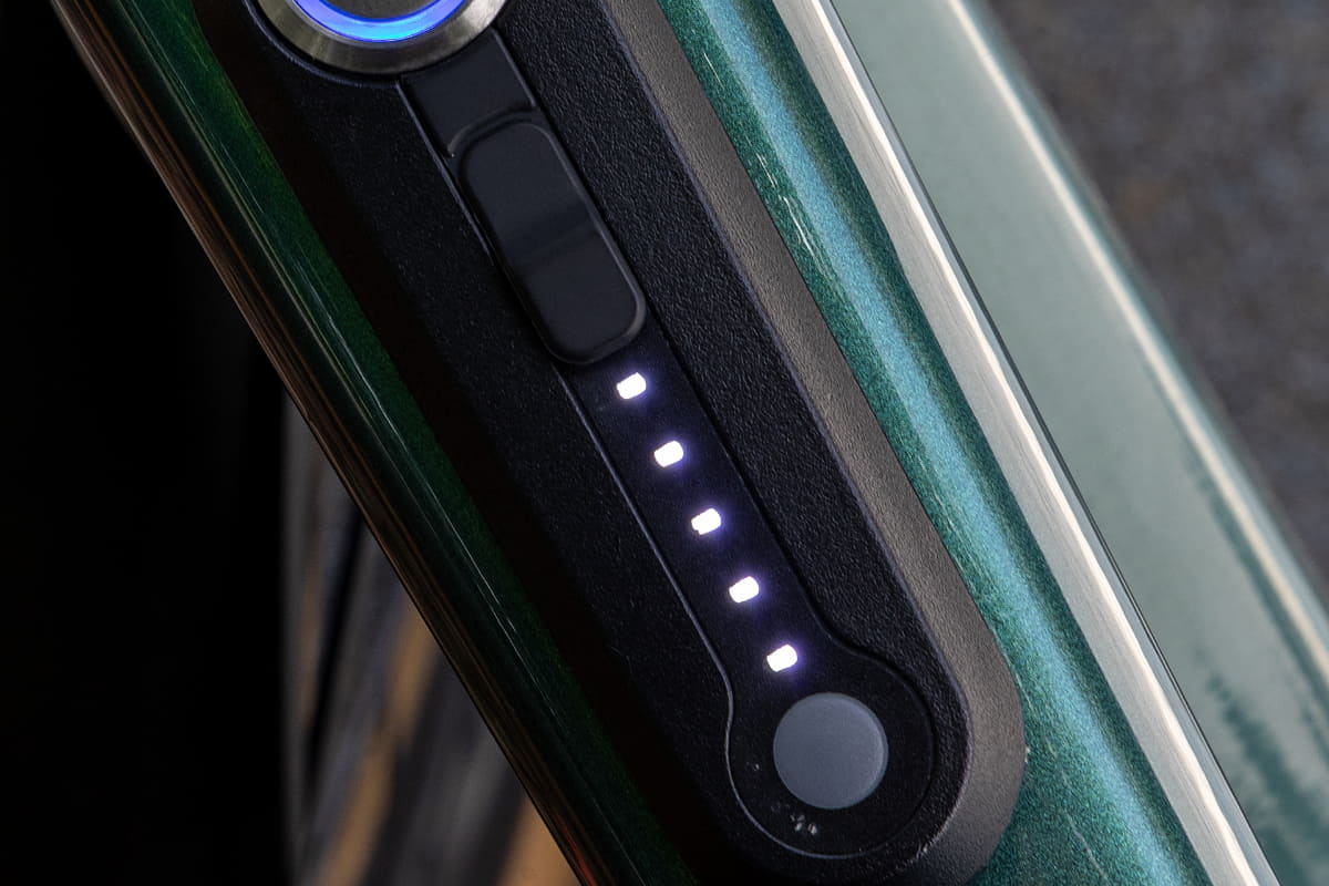 JGR1.1にはモードなどを表示するディスプレイはついていない。そのかわり新たに設定された。HMIパネルのモード切り替えボタンの色でどのモードかを表示している。縦に並ぶ青色LEDは車体側バッテリーの残量の表示