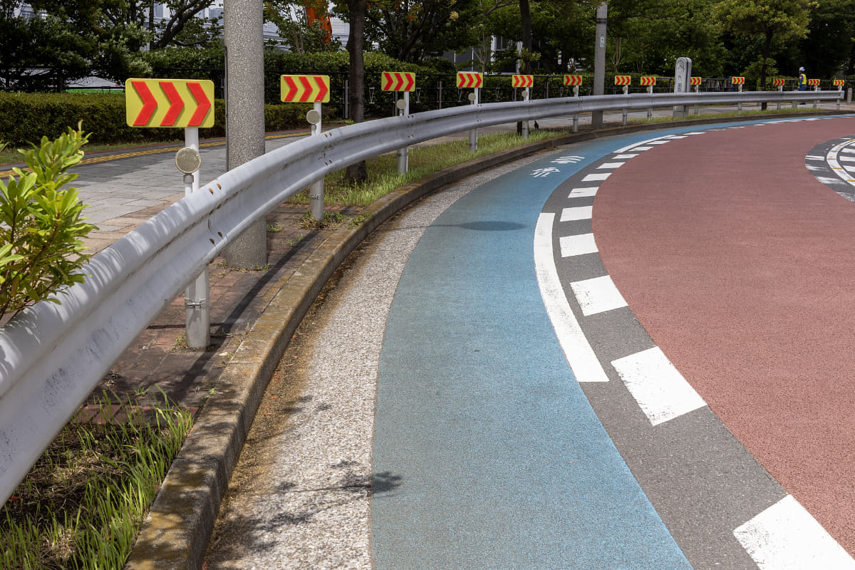 公園内の道も多いし、公道に出ても自転車レーンの設定がある。また、歩道も広く歩行者用と自転車用に分かれているので、安心して走れるところだ