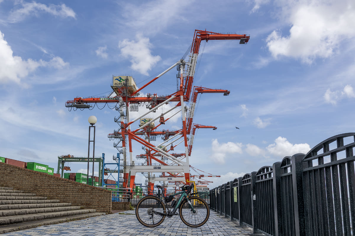 青海埠頭にある大型クレーン。埠頭のすぐ横まで公園があるので、間近で見ることができる