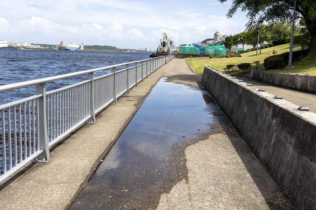 途中にちょうどいい水たまりがあったので、フェンダーの効果を試してみた。フロント用ということでフロントに付けた分はしっかり機能していたが、リアに付けたものに関しては、予想どおり長さが足りずの結果