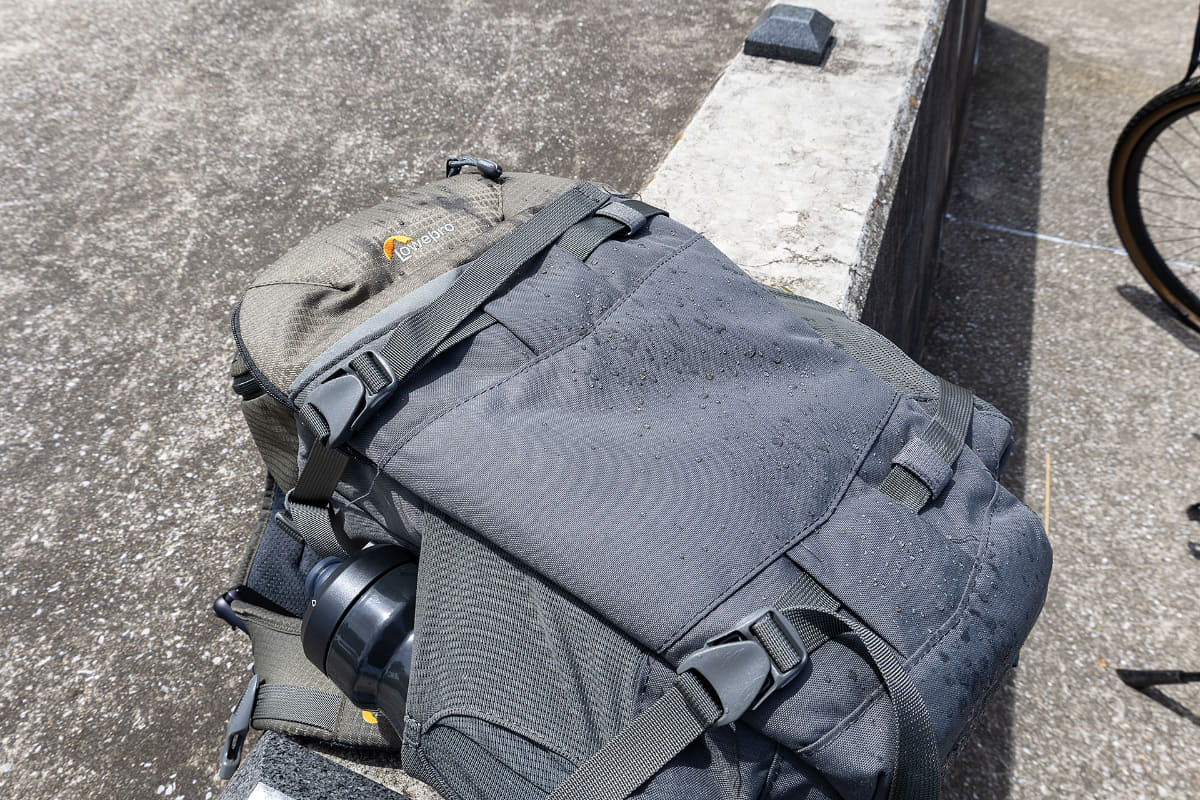 20km/hでは盛大に跳ね上げた。次に15km/hも試してみたが、こちらもフェンダーの意味はなし。そして10km/h以下にスピードを落とすと何とか効いているという印象。やはりリアにはリア用が必要だ