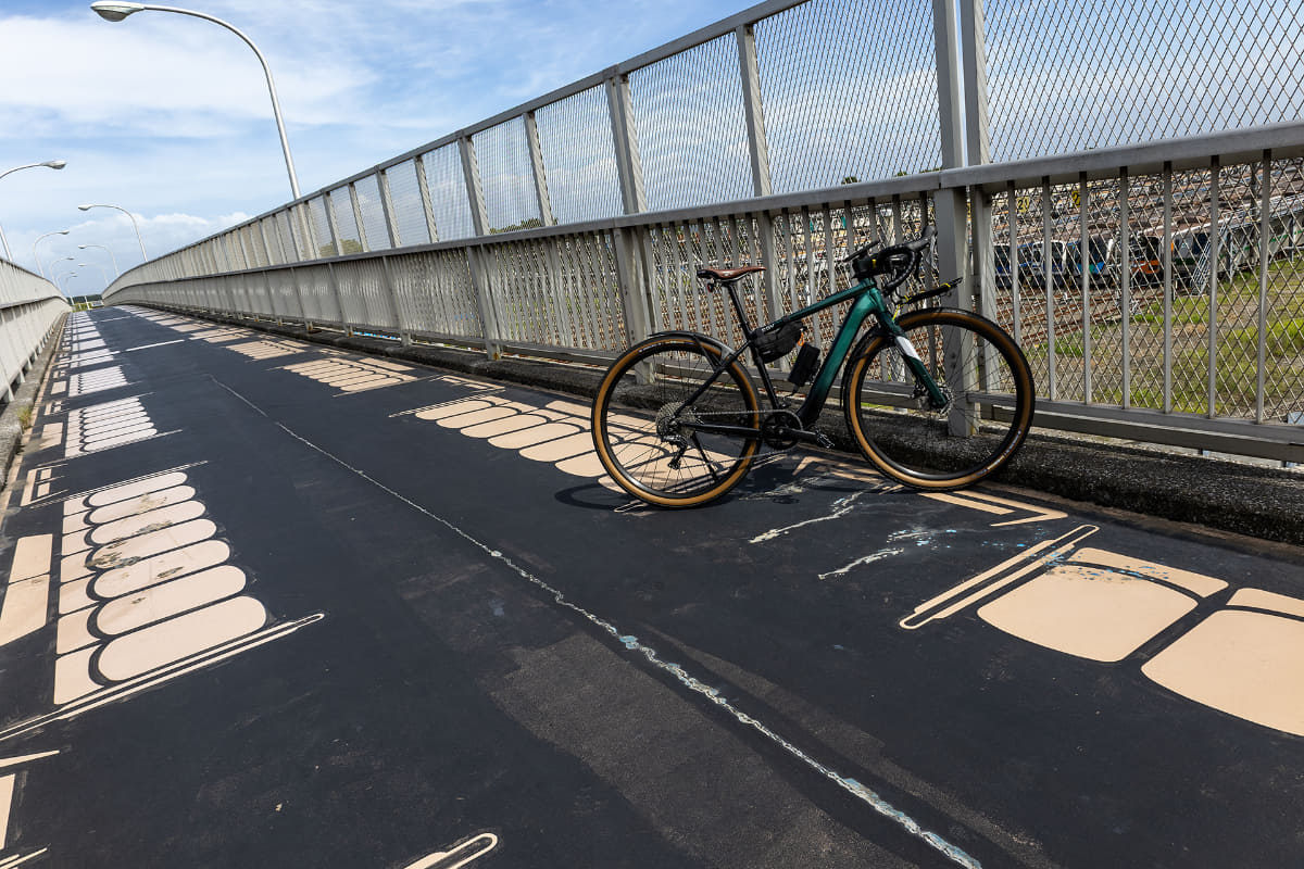途中にちょっと寄り道。地下鉄の車両基地の上を通る歩道橋は通路の部分に車内の座席などをモチーフにしたペイントがされている