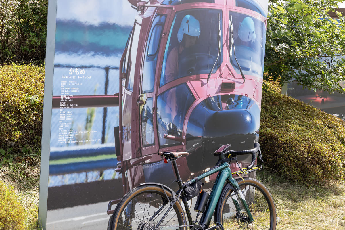 新木場には東京ヘリポートがあり、遊歩道からヘリポートの様子がよく見える。見学用のベンチまで用意されている