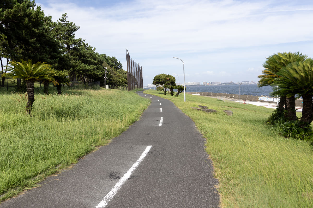新木場エリアを抜けると若洲エリアになる。ここも海沿い自転車も走れる遊歩道が整備されている。とても走りやすいところだが歩行者優先なので、スピードは控えて走ること