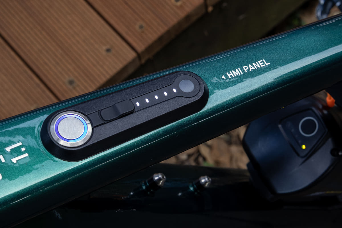 レンジエクステンダーを装着すれば車体側バッテリーは常にフル充電の状態をキープできる。それだけに普段はレンジエクステンダーなしで乗っていて、バッテリー残量が半分くらいになったら、レンジエクステンダーを装備し走りながら充電するといった使い方が便利そうだ