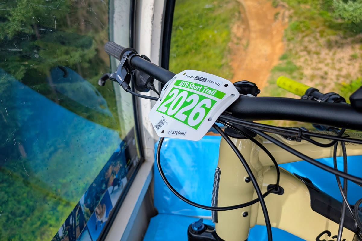 ゴンドラのなかでゼッケンを装着