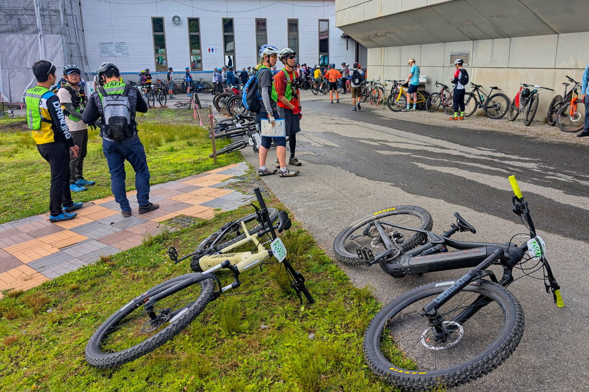 山頂にはすでに大勢の参加者たちが