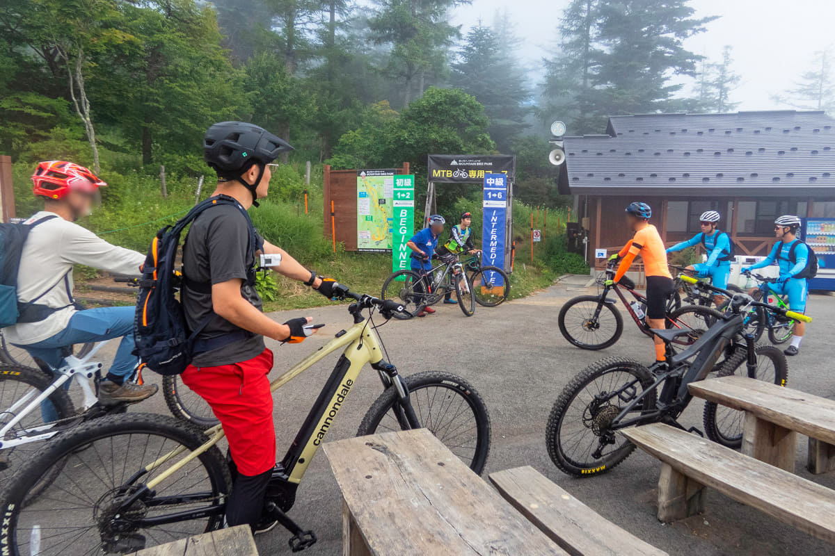 3グループに分かれてスタート(左手前が筆者)