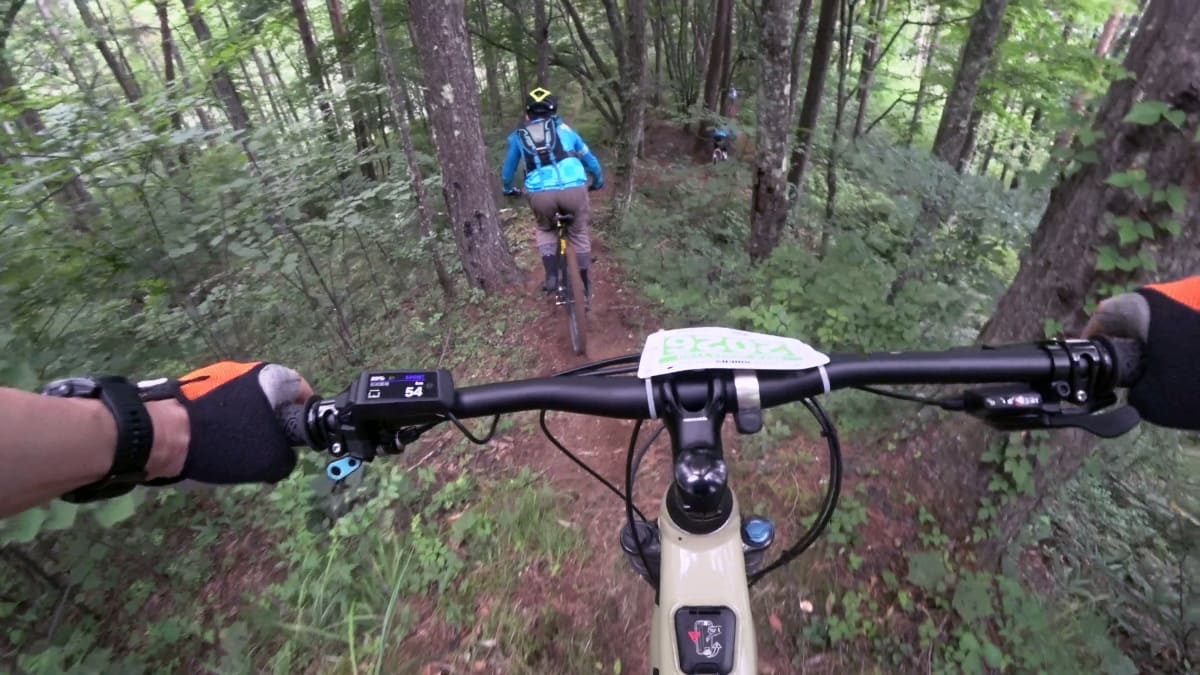 MTBの乗り慣れた前の人のラインを参考にできるので、少し早めのペースでもついていける