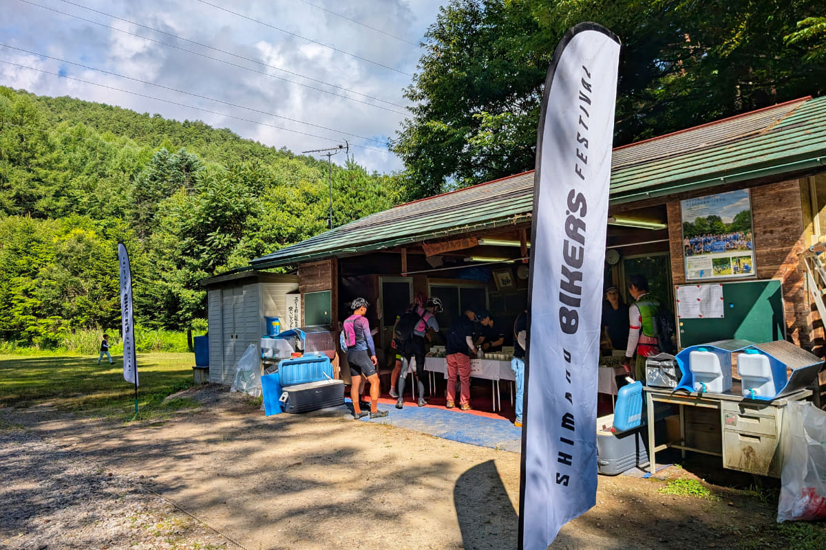 ほぼ中間地点にあるエイドポイントに到着