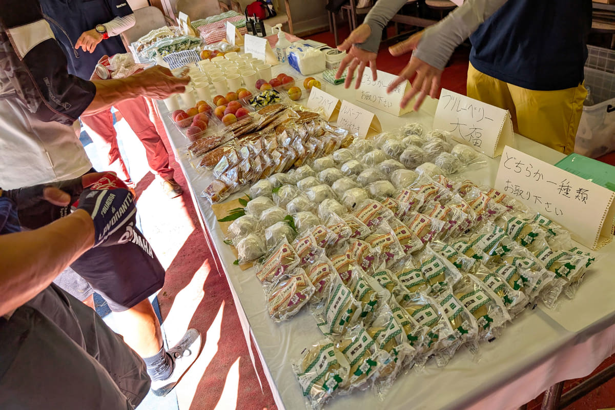 地元の方々の協力によりいろいろな名産品やドリンクなどが用意されていて、疲れを癒やしてくれます