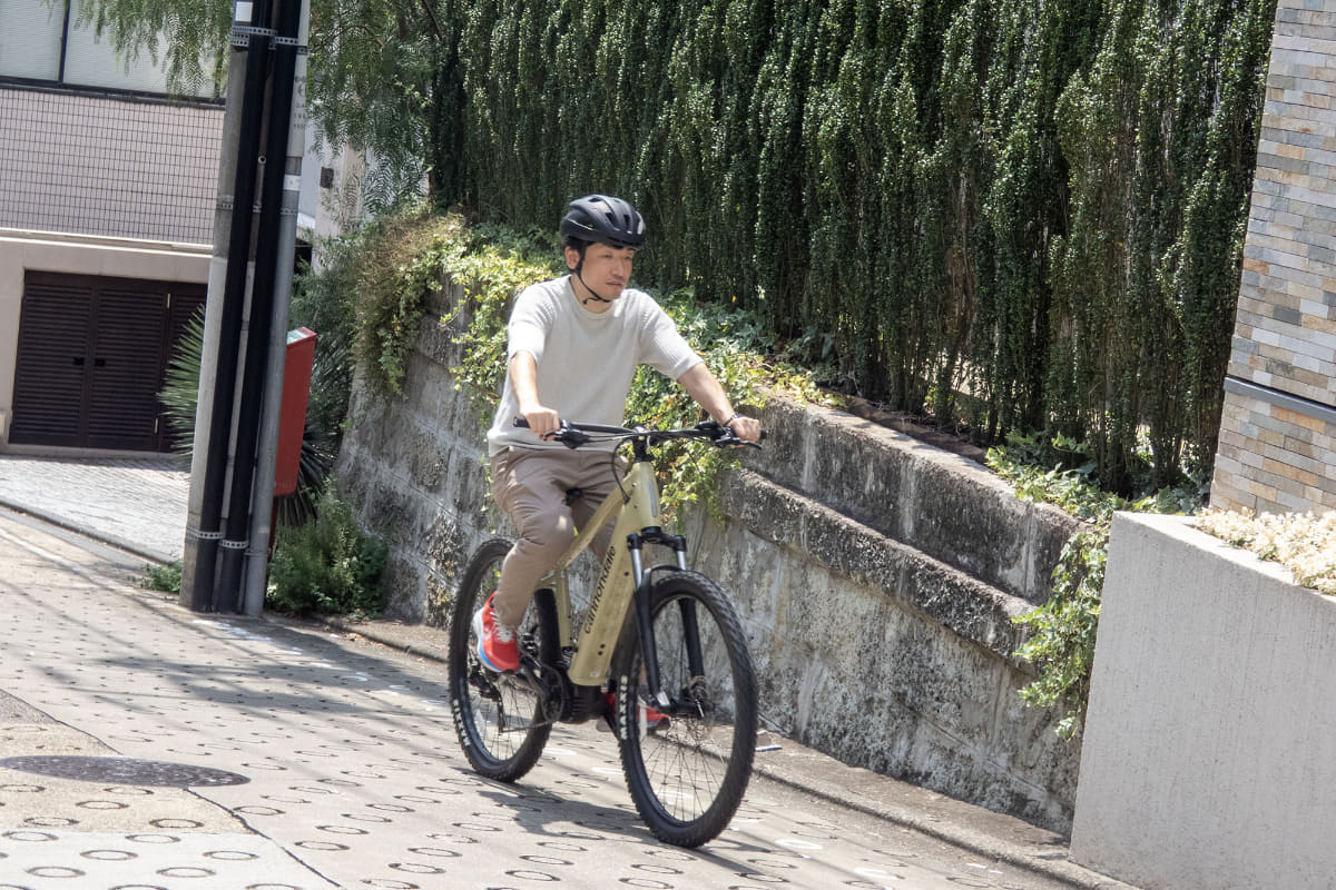 さっそくe-MTBにも乗せられる編集長