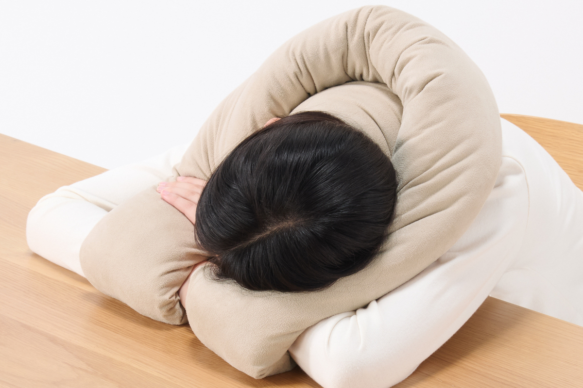 腕に巻いて昼寝用の枕としても使える
