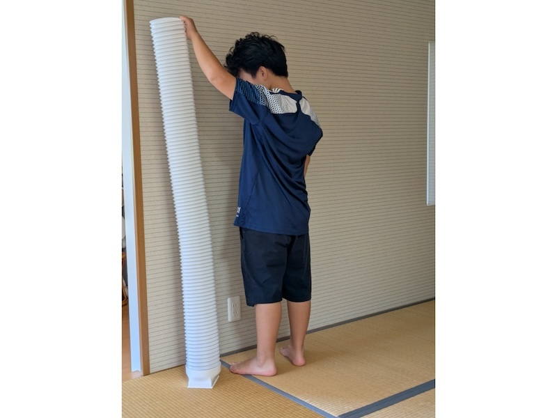 蛇腹の排気ダクトは、伸ばすと身長150cmの息子よりも長い